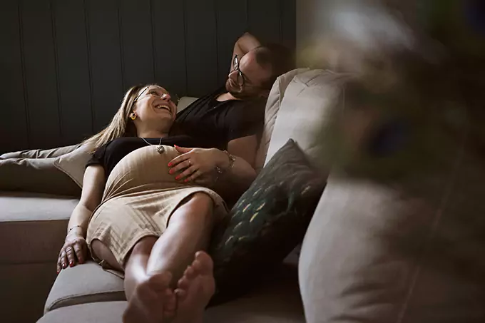 Couple-allonge © Emilie Brosseau - Pause hamac pour la future maman