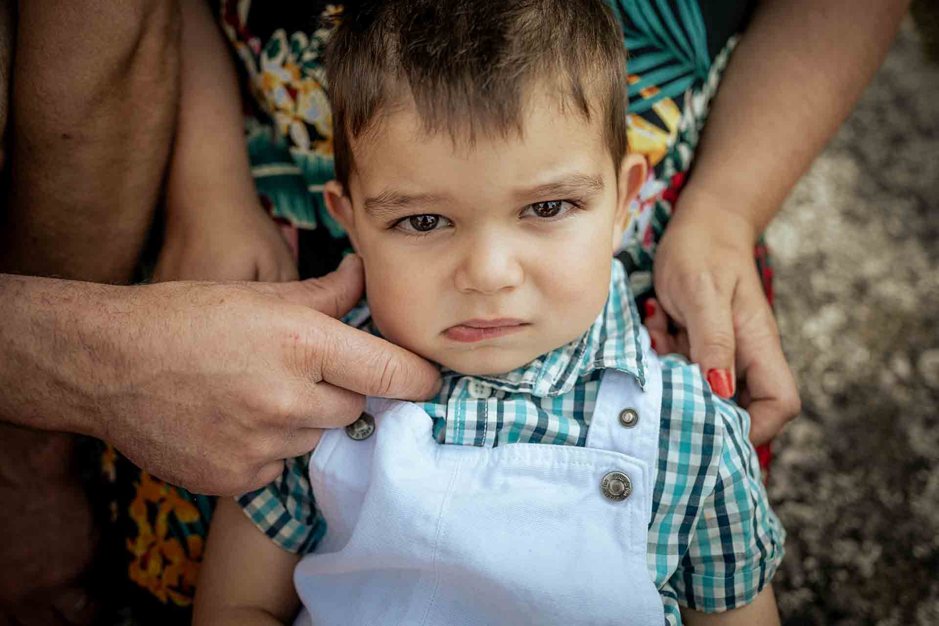 enfant qui boude, petit garçon sceptique