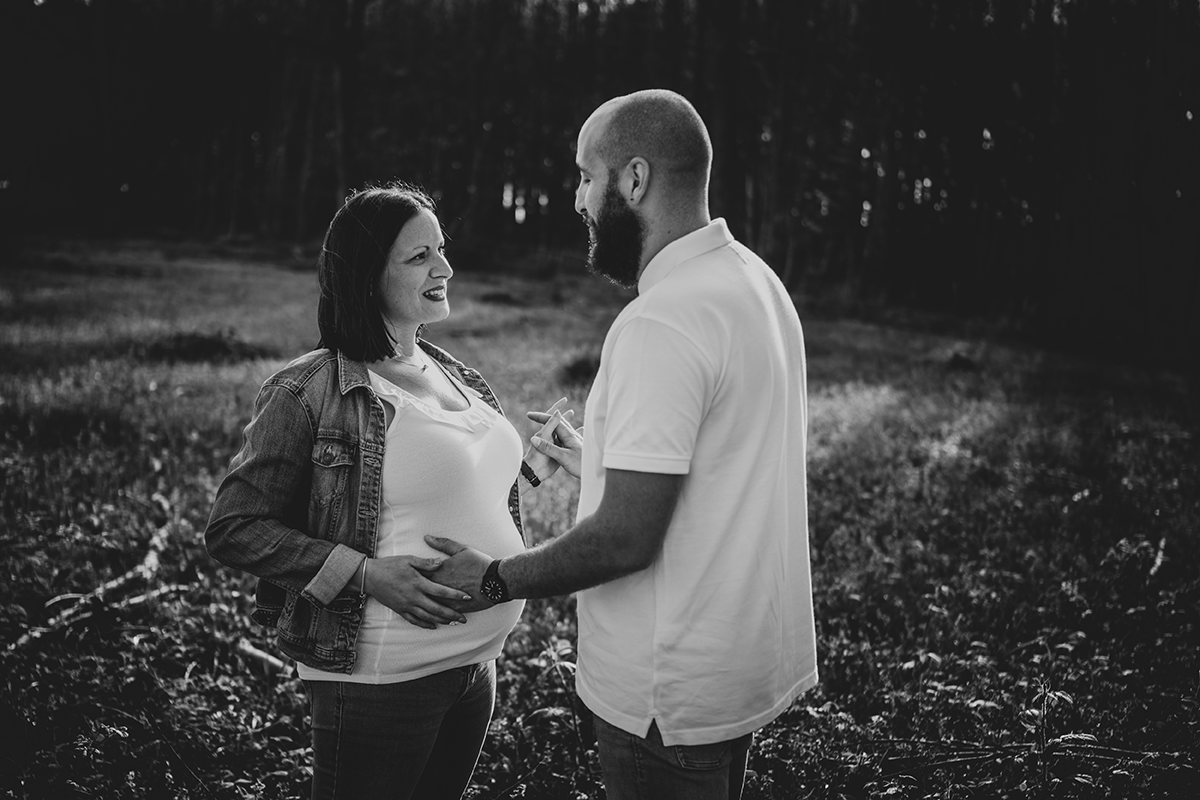 © Emilie Brosseau - Photo noir et blanc couple complice en forêt © Emilie Brosseau - Photo noir et blanc couple complice en forêt
