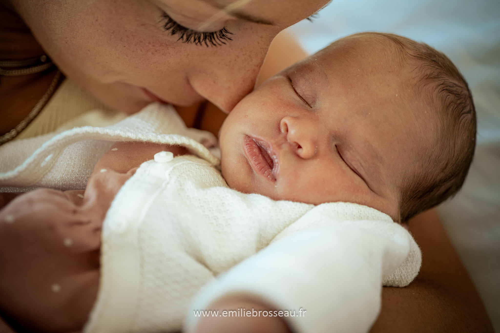 bebe endormi caresse 